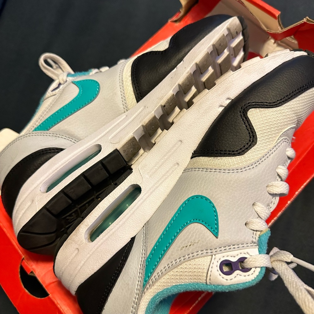 Nike sneakers - Picture 2 of 5